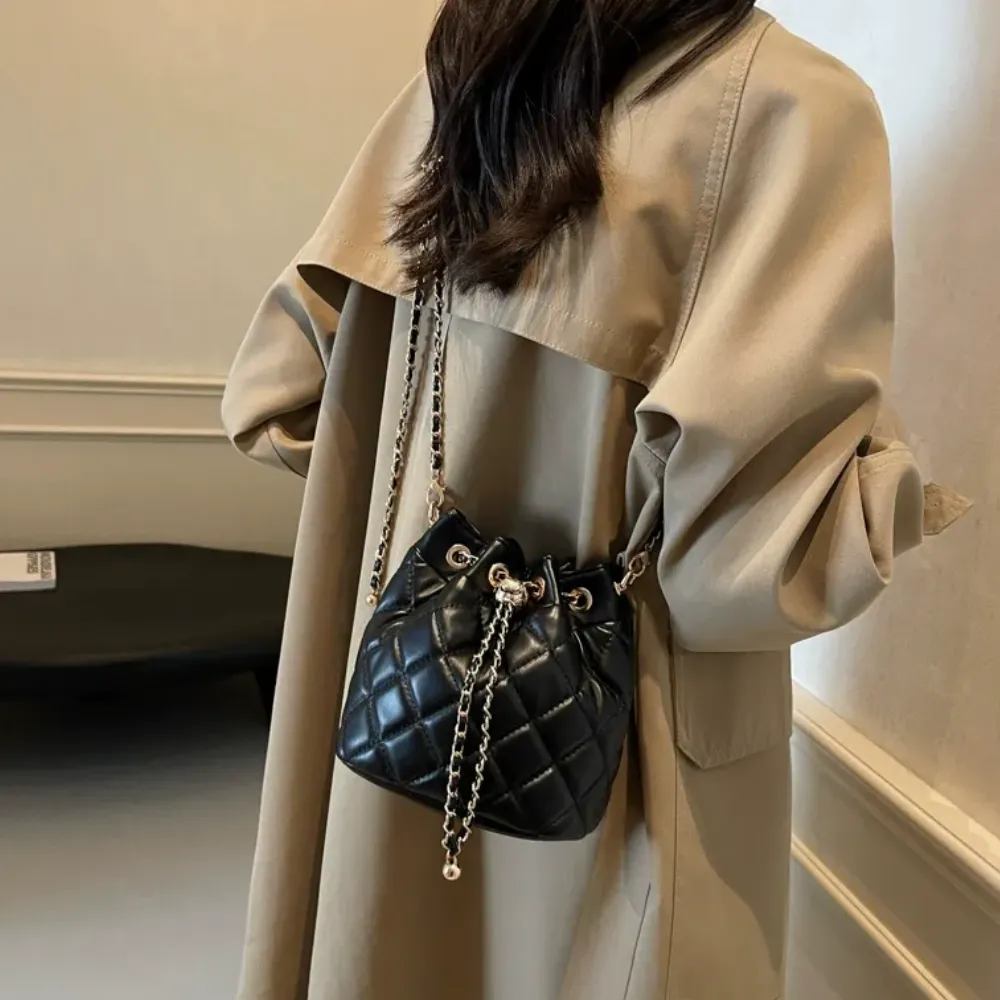 Woman wearing black crossbody bag with chain strap