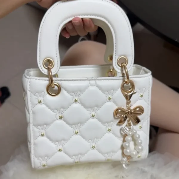 Customer wearing a white women's handbag