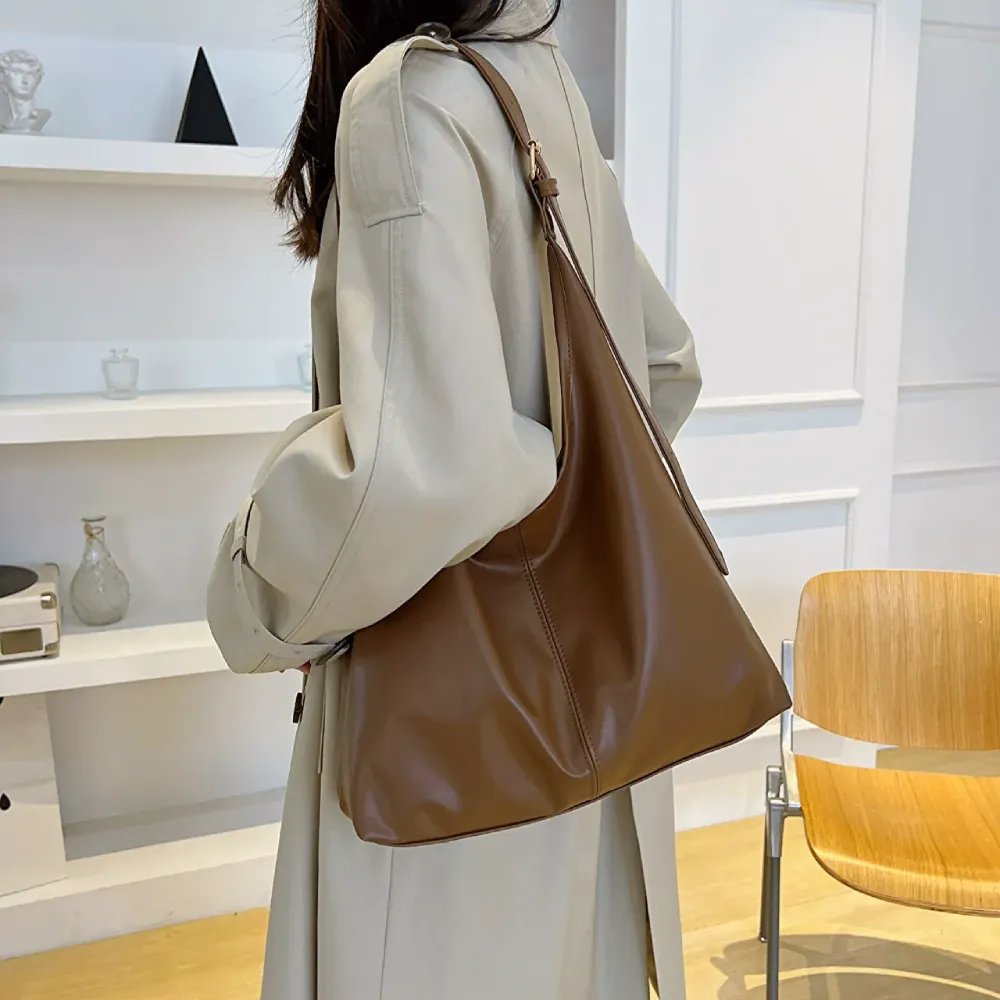 Shoulder bag for woman with a versatile design
