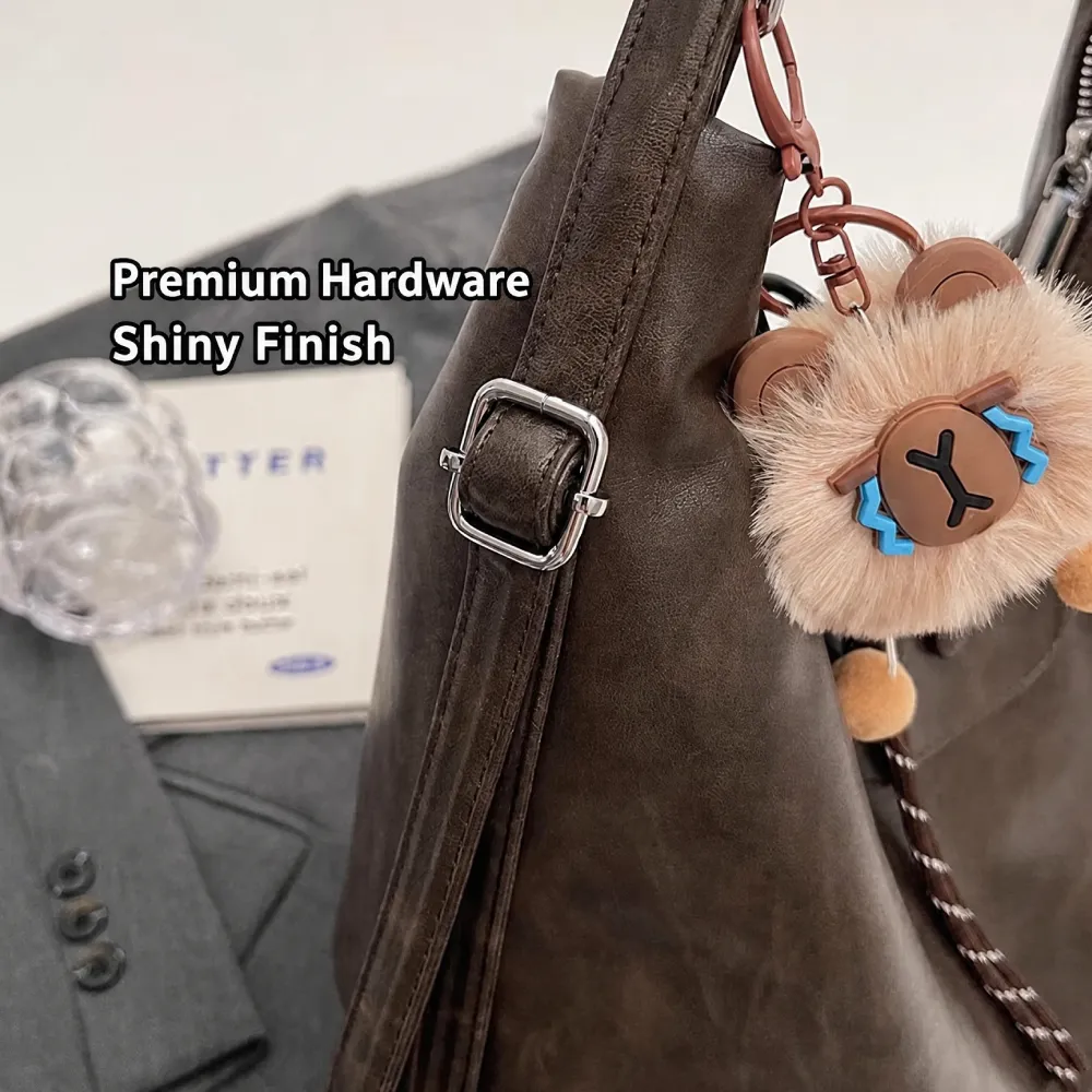 magnetic snap pocket detail inside leather shoulder bag