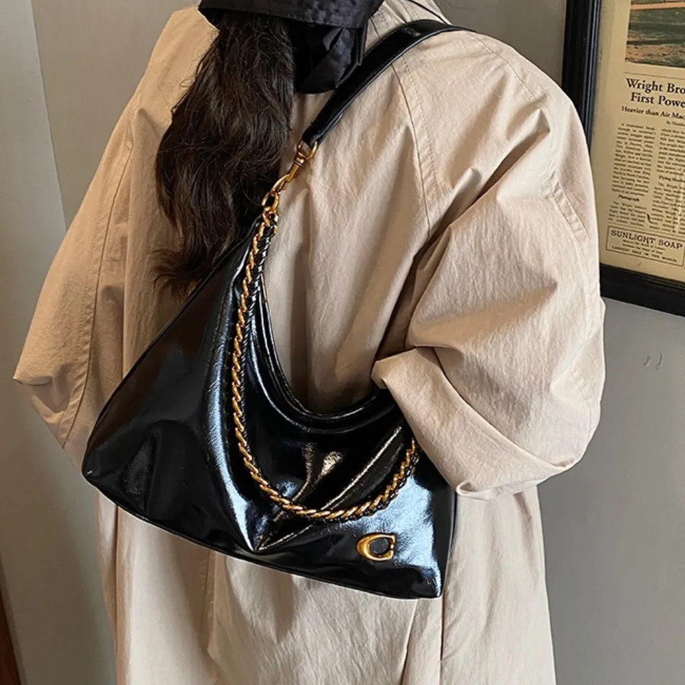Woman wearing a brown shoulder bag